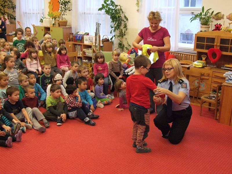 V rámci preventivní kampaně Policie ČR Královéhradeckého kraje „Chci být vidět“ navštívili policisté školku v Týništi