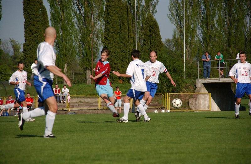 Z utkání krajské I. A třídy Dobruška - Dvůr Králové B (4:0) a Kostelec nad Orlicí - Hořice (4:1). 