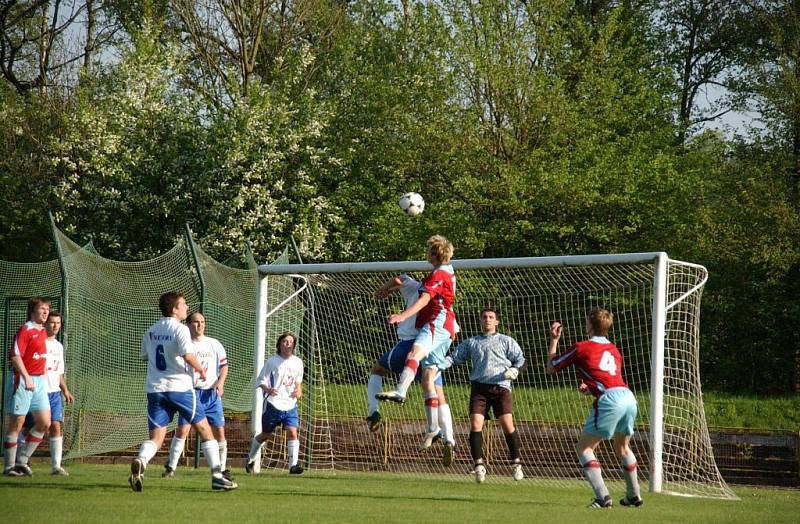 Z utkání krajské I. A třídy Dobruška - Dvůr Králové B (4:0) a Kostelec nad Orlicí - Hořice (4:1). 