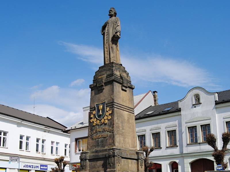 RESTAUROVÁNÍ POMNÍKU. Odstranění biologického napadení pomníku, konsolidace narušených partií, přezlacení všech textů. To je jen část dlouhého výčtu restaurátorských prací, do nichž se letos město pustilo. Fotografie je z dubna, kdy se začalo s opravami.