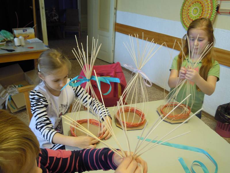 Několikrát do roka mají možnost týnišťské třídy ZŠ přijít do Domu dětí a mládeže Sluníčko na tématicky zaměřené dílny. 