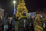 Vánoční strom se už v neděli 21. listopadu rozzářil v Týništi nad Orlicí.