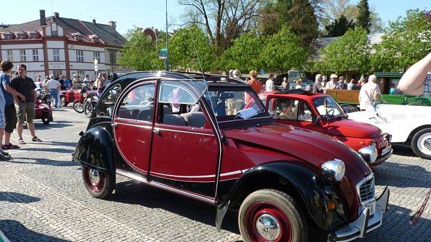 V Opočně ve Svátek práce tradičně odstartovala prvomájová jízda Veteran Car Clubu Dobruška. Nově se však potkala s jinou obnovenou tradicí