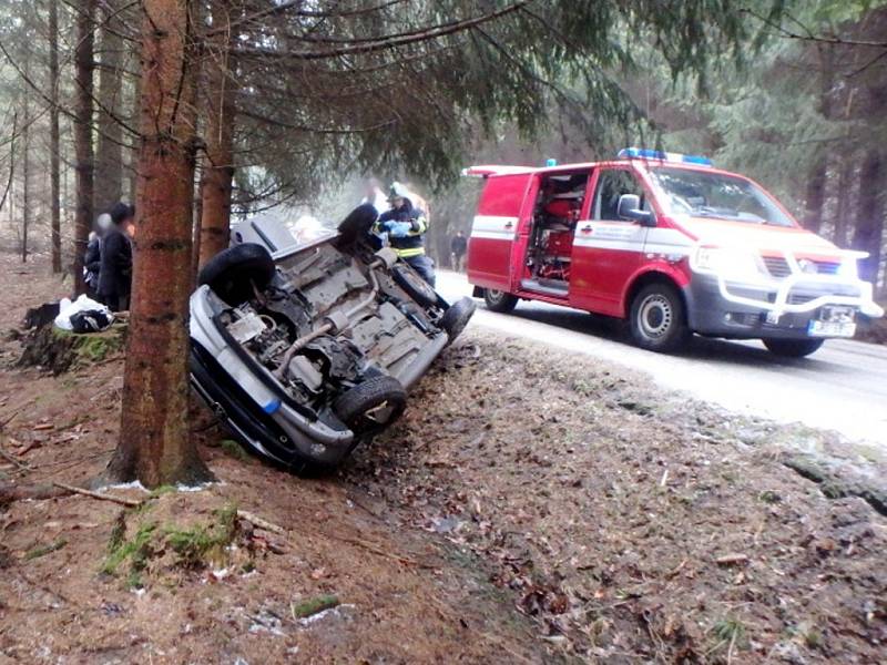 Havárie osobního automobilu u obce Černíkovice.