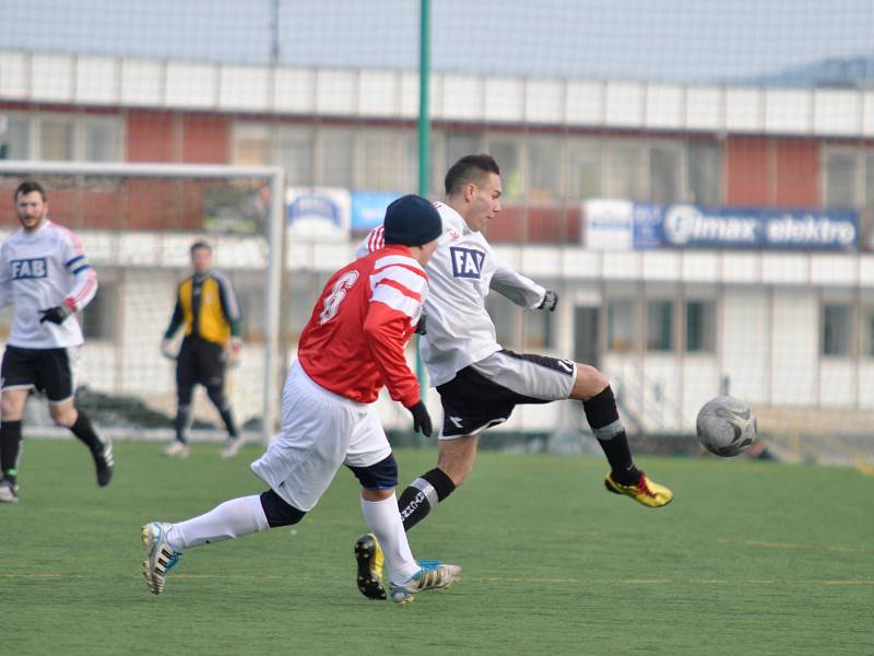 DRUHÝ JARNÍ zápas před domácím publikem absolvují v neděli rychnovští fotbalisté, kdy jejich soupeřem bude favorizovaný Červený Kostelec. Na snímku z duelu s Lázněmi Bělohrad (3:2) uniká útočník Martin Valášek (vpravo) jednomu z hostujících hráčů.      