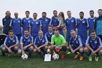 VÍTĚZNÝ TÝM. Fotbalisté AFK Častolovice s vítěznou pohárovou trofejí.