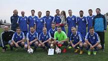 VÍTĚZNÝ TÝM. Fotbalisté AFK Častolovice s vítěznou pohárovou trofejí.