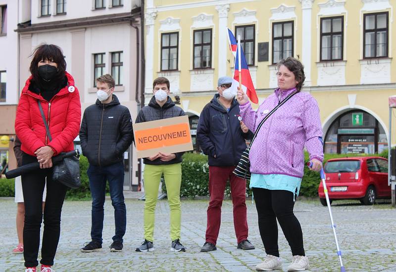 Na rychnovském Starém náměstí se ve čtvrtek večer sešlo necelých pět desítek příznivců Milionu chvilek pro demokracii.