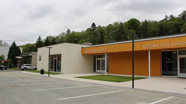Z otevření nového sídla Obecního úřadu v Kvasinách a kulturního domu. Součástí je i obecní knihovna.