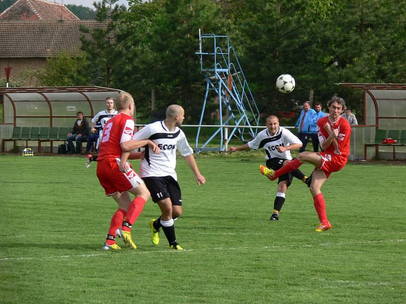 DEBAKL. Fotbalisté Přepych utrpěli s Chlumce nad Cidlinou vysokou porážku.