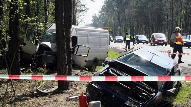 Na silnici I/11 mezi Petrovicemi a Třebechovicemi pod Orebem zahynul jeden člověk. Došlo zde ke střetu osobního vozidla s dodávkou. 