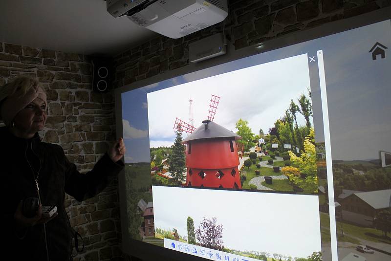 Kostel svatého Jana Křtitele v Orlickém Záhoří. Virtuální vyhlídky do míst turistických atraktivit nabízejí modely věží v přízemí kostela, při nich sluníčko září stále.