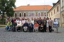 NA SOBOTNÍ DEN budou opočenští rodáci dlouho vzpomínat. Možná i díky společné fotografii, v jejímž pozadí je škola čp. 4, kterou mnozí z nich navštěvovali coby školu obecnou.