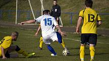 Kostelečtí fotbalisté (v bílém) v jarní premiéře remizovali s Vysokou 1:1, v penaltovém rozstřelu uspěli hosté.