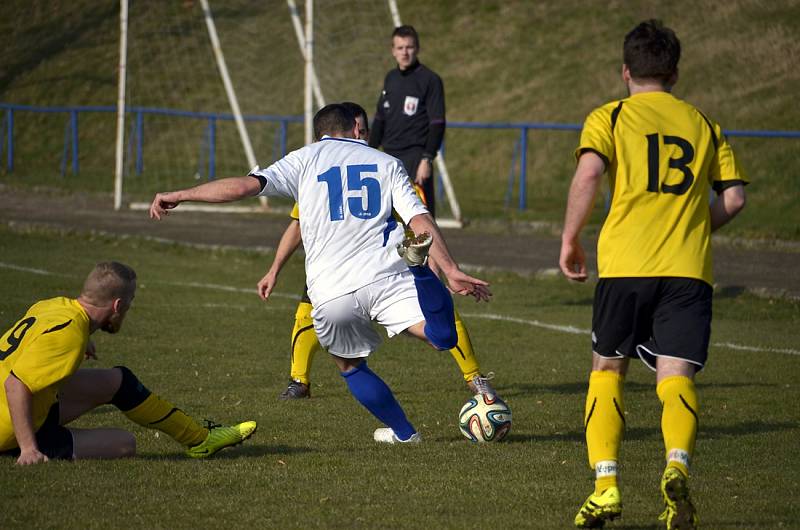 Kostelečtí fotbalisté (v bílém) v jarní premiéře remizovali s Vysokou 1:1, v penaltovém rozstřelu uspěli hosté.