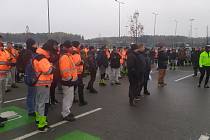 Zaměstnanci kvasinské automobilky se v pondělí po poledni připojili k výstražné stávce odborů společnosti Škoda Auto a jednu hodinu nepracovali.