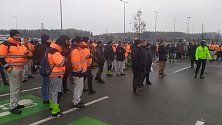 Zaměstnanci kvasinské automobilky se v pondělí po poledni připojili k výstražné stávce odborů společnosti Škoda Auto a jednu hodinu nepracovali.
