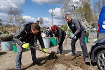 Dobrovolníci přiložili ruce k dílu v komunitní zahradě.