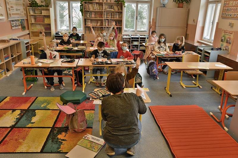 Část školáků se mohla konečně v pondělí vrátit do lavic. Sice v rouškách a za podmínky absolvování antigenních testů, ale mnozí se už těšili. Foto: Martin Tobiška