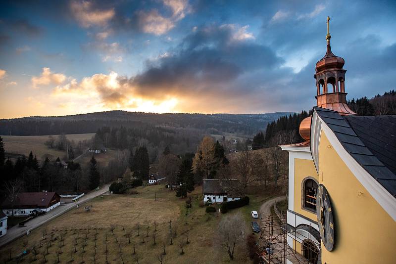 Do zvonice neratovského kostela se vrátily zvony.