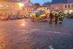 Vrtulník letecké záchranné služby přistál na náměstí F. L. Věka v Dobrušce kvůli kolapsu dvaašedesátileté ženy.