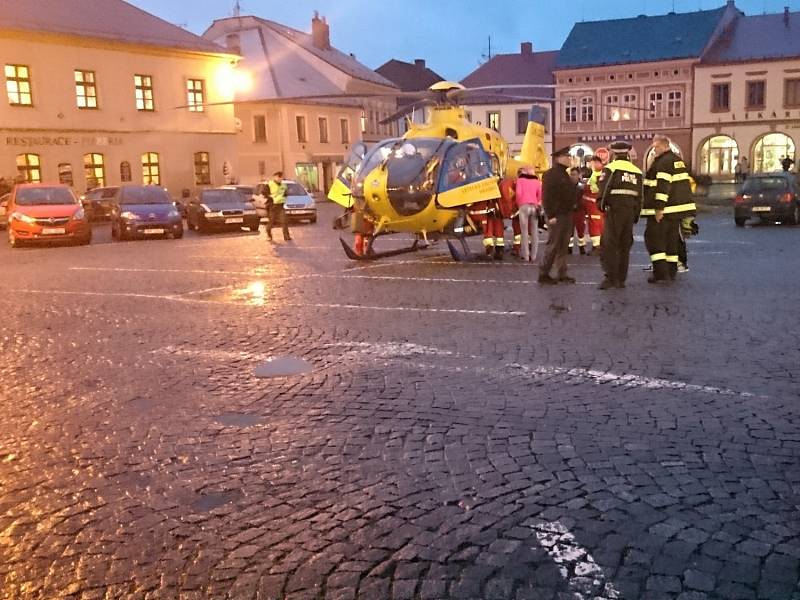 Vrtulník letecké záchranné služby přistál na náměstí F. L. Věka v Dobrušce kvůli kolapsu dvaašedesátileté ženy.