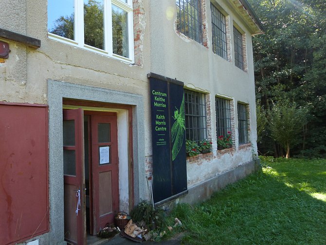 Bývalá krupárna v Dobrém je dnes sídlem organizace A Rocha.