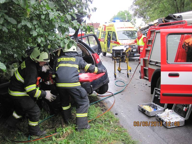 S TĚŽKÝM ZRANĚNÍM skončila v nemocnici třiadvacetiletá řidička osobního vozu Hyundai Getz, která se v pondělí odpoledne snažila vyhnout chodkyni na silnici u Dobrušky. Při předjíždění však zachytila autem o protijedoucí náklaďák.