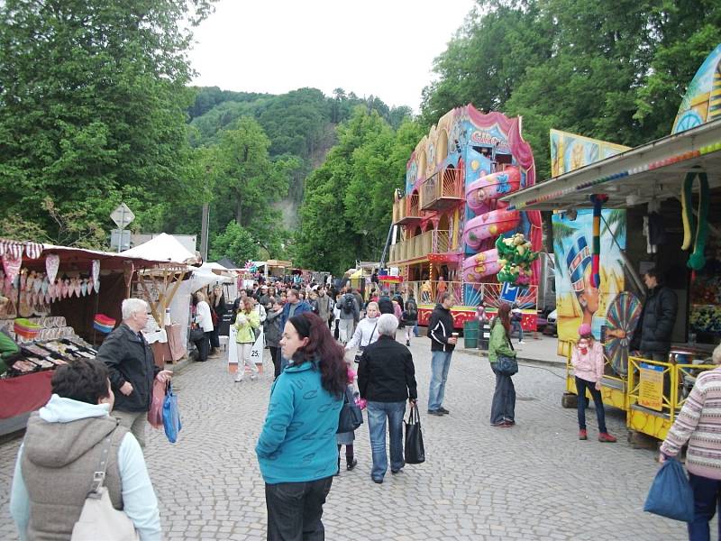 Ve znamení deštníků nad hlavami návštěvníků probíhalo letošní pouťové veselí v Potštejně.