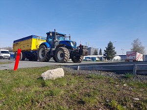 Středeční dopoledne a protestní jízda traktorů na silnici I/11 v Týništi nad Orlicí.