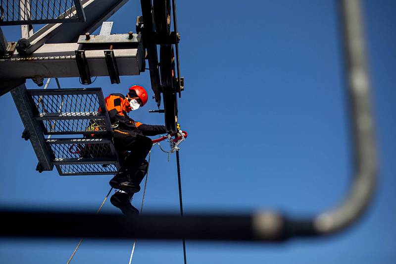 Profesionální hasiči - lezci využili lanovku ve Skicentru Deštné v Orlických horách.