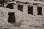 Do školy se v zimě 1941 chodilo sněhovým tunelem. Z publikace Deštné v Orlických horách na starých pohlednicích (Muzeum zimních sportů, turistiky a řemesel)