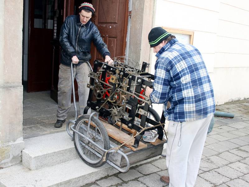 Dvě stě let starý hodinový stroj nebylo vůbec jednoduché dostat z věže kostela ven. Po tom, co se opraví a možná i zprovozní, bude k vidění ve vodárenské věži.