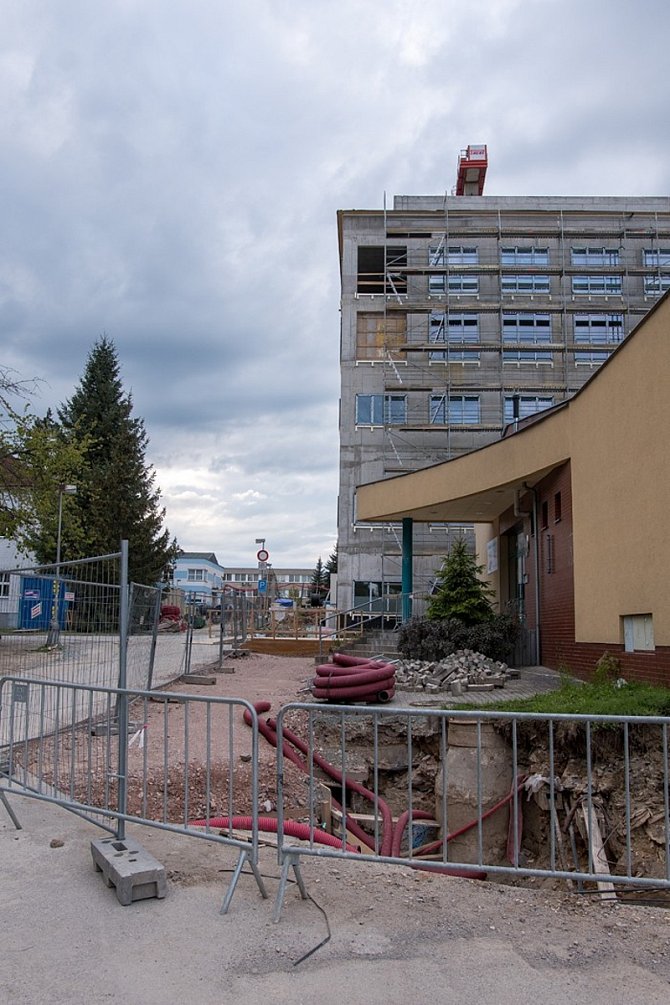 Ze stavby multioborového pavilonu v areálu nemocnice v Rychnově nad Kněžnou.