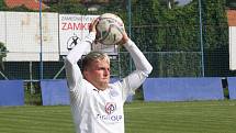 Fotbalisté Slovácka B (bílé dresy) v nedělním třetiligovém derby zdolali zlínskou rezervu 2:0.