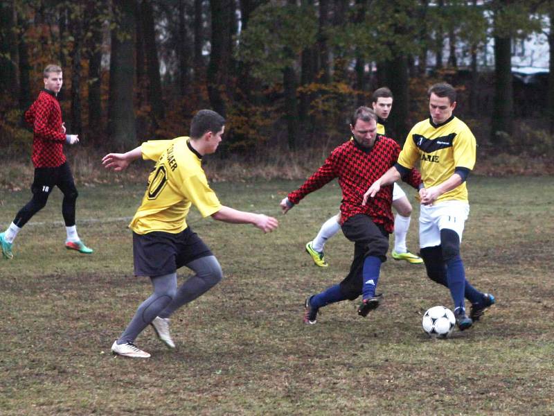 SOUBOJ. Nepopulární „bramborová“ medaile zbyla na domácí tým TRN Kostelecká Lhota (na snímku v tmavých dresech v bezbrankovém duelu s týmem Marie FC).        