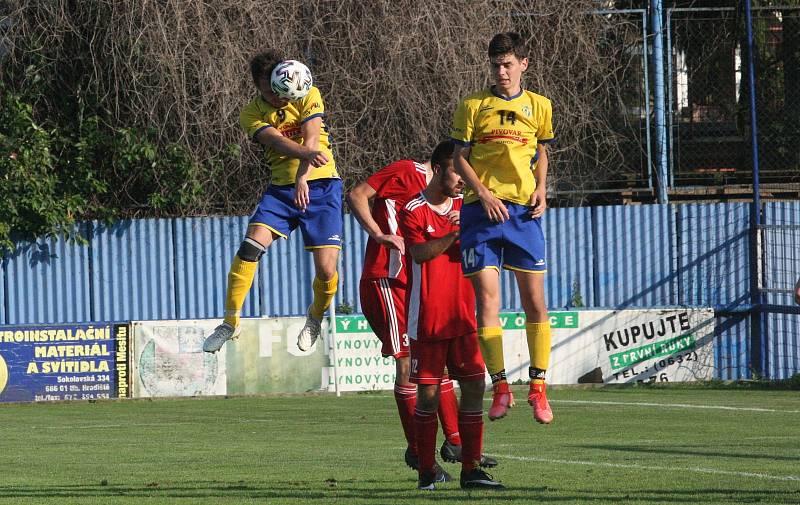 Fotbalisté Starého Města (žluté dresy) doma zvítězili nad Uherským Ostrohem přesvědčivě 7:2.