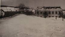 1941. Velká závěj před budovou dnešního muzea v Deštném. Z publikace Deštné v Orlických horách na starých pohlednicích (Muzeum zimních sportů, turistiky a řemesel)