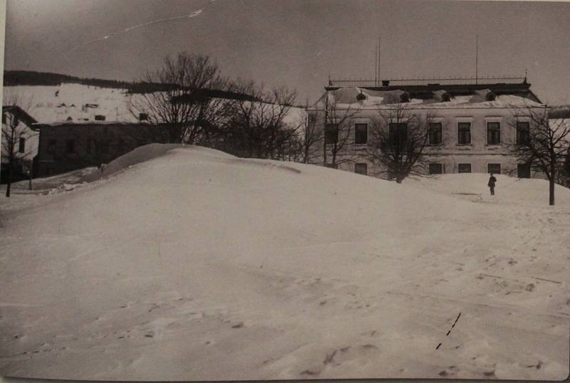 1941. Velká závěj před budovou dnešního muzea v Deštném. Z publikace Deštné v Orlických horách na starých pohlednicích (Muzeum zimních sportů, turistiky a řemesel)