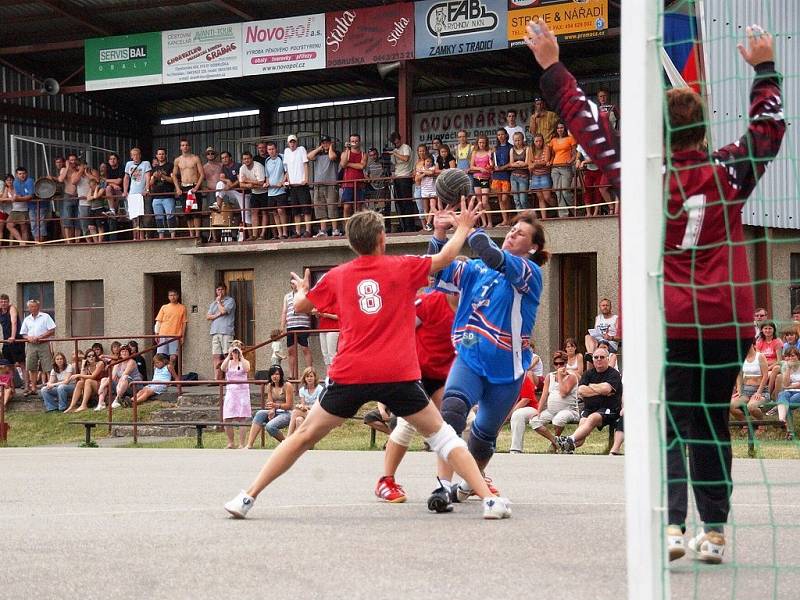 ZAPLNĚNÁ TRIBUNA pozorně sleduje obranný zákrok dobrušské osmičky Ludmily Jůzlové v odvetném finálovém duelu, který rozhodl o držitelkách zlatých a stříbrných medailí v I. lize národní házené. 