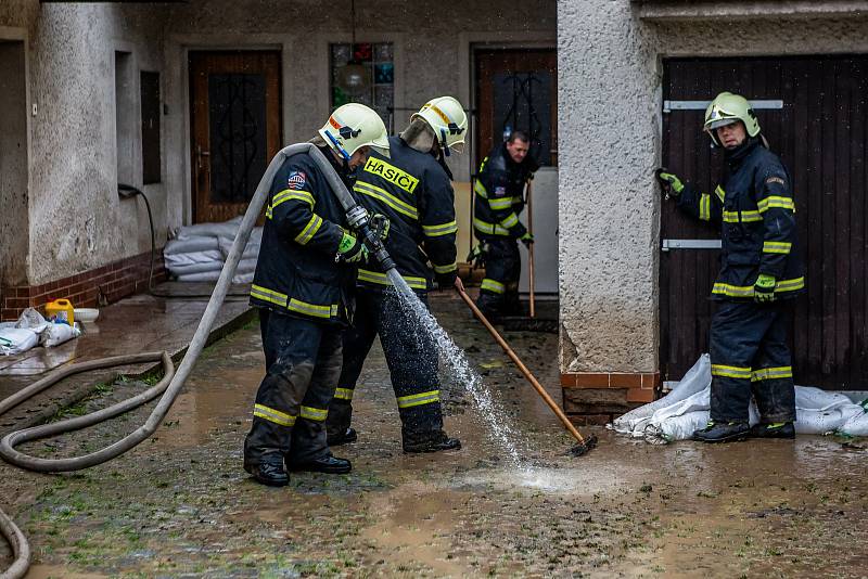 Odklízení povodní v Tutlekách na Rychnovsku