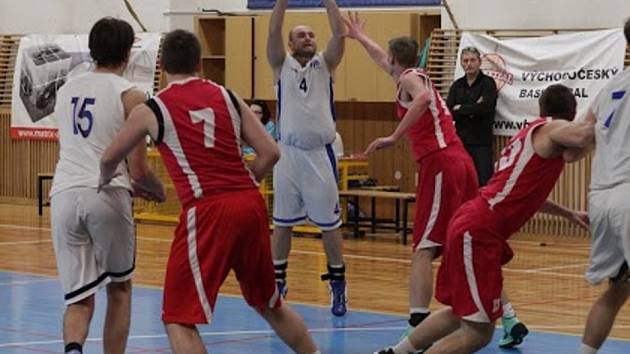 OKRESNÍ DERBY. Basketbalisté Rychnova nad Kněžnou (v bílém) i ve druhém vzájemném utkání letošního ročníku Východočeské ligy podlehli sousedům z Týniště nad Orlicí. 