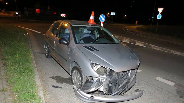 Mladý motorkář projížděl kruhovým objezdem. Srazila ho řidička Peugeotu