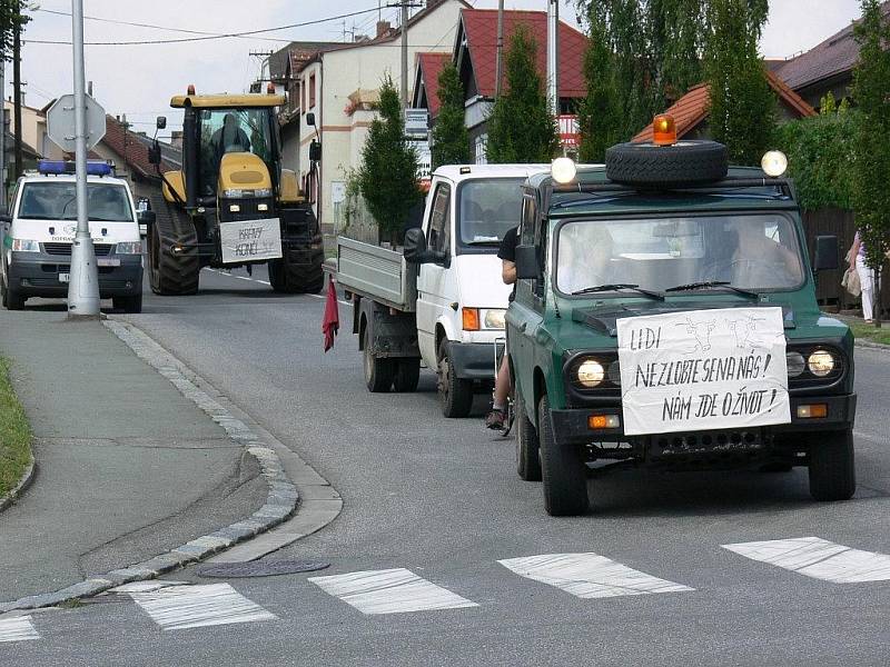 „Vážím si všech, kdo v této oblasti zůstali i přes nejistou budoucnost a náročnost této práce,“ řekl Josef Lukášek ze ZEPO Bohuslavice, které zaměstnává 130 lidí. Na snímku kolona směřuje od Krčína u Nového Města nad Metují k Dobrušce.