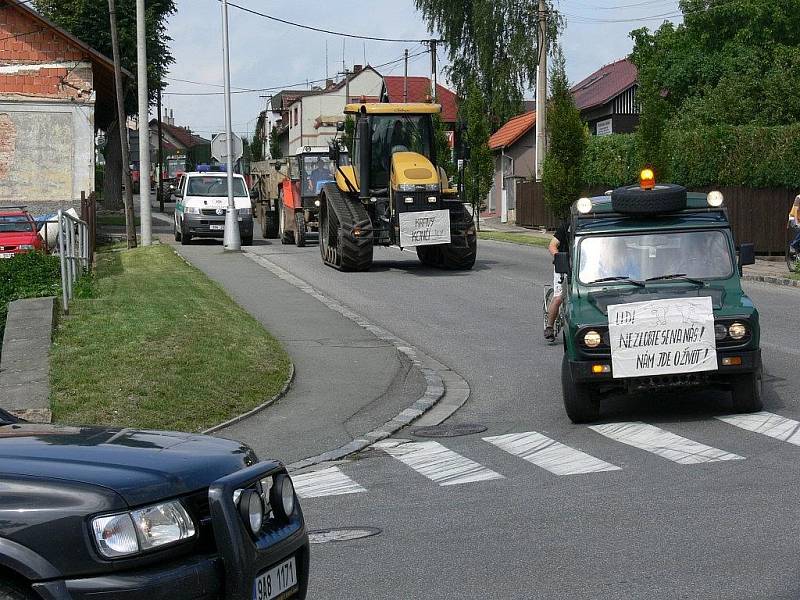 „Vážím si všech, kdo v této oblasti zůstali i přes nejistou budoucnost a náročnost této práce,“ řekl Josef Lukášek ze ZEPO Bohuslavice, které zaměstnává 130 lidí. Na snímku kolona směřuje od Krčína u Nového Města nad Metují k Dobrušce.