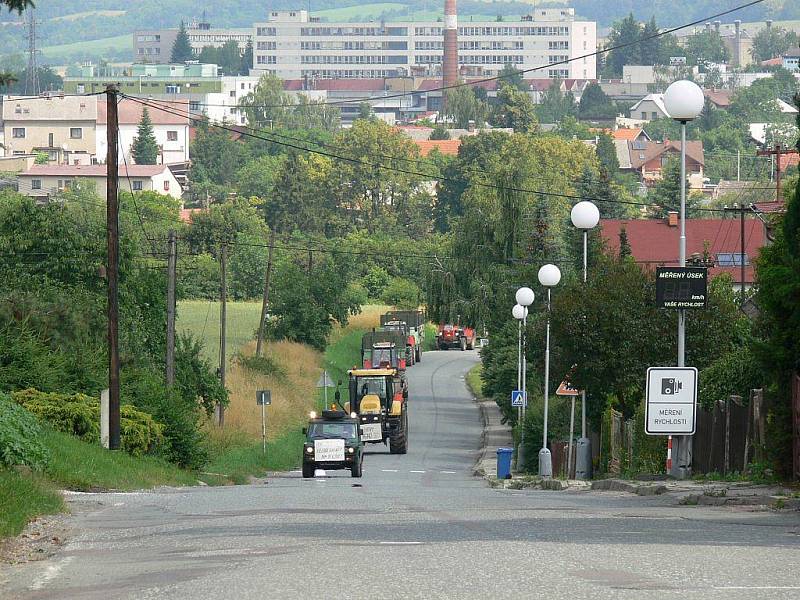 „Vážím si všech, kdo v této oblasti zůstali i přes nejistou budoucnost a náročnost této práce,“ řekl Josef Lukášek ze ZEPO Bohuslavice, které zaměstnává 130 lidí. Na snímku kolona směřuje od Krčína u Nového Města nad Metují k Dobrušce.