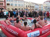 Na dobrušském náměstí propagovali plavání v ledové vodě otužilci z východních Čech, Polska a Slovenska. 