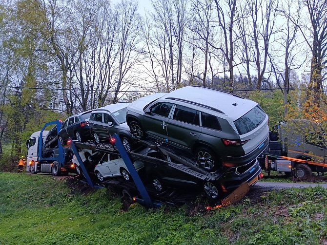 U Olešnice v Orlických horách havaroval kamion, který převážel auta.