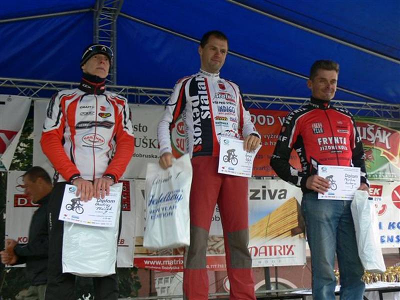 NEJLEPŠÍ ČASOVKÁŘ (uprostřed) letošního ročníku Dobrušského poháru – Roman Palguta (Stalak Devoss Rychnov nad Kněžnou). 