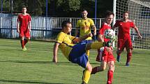 Fotbalisté Starého Města (žluté dresy) doma zvítězili nad Uherským Ostrohem přesvědčivě 7:2.